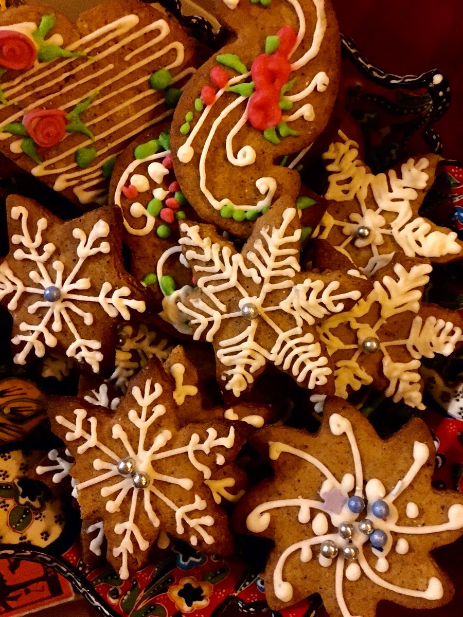 LauriBambus's tweet photo. Happy to receive a special delivery from grandma - the traditional gingerbread cookies (#Estonia|n #piparkook), and as always so beautifully decorated ❄️🎄🍪❄️

#NewYearsEve https://t.co/oeuHdwlVzY