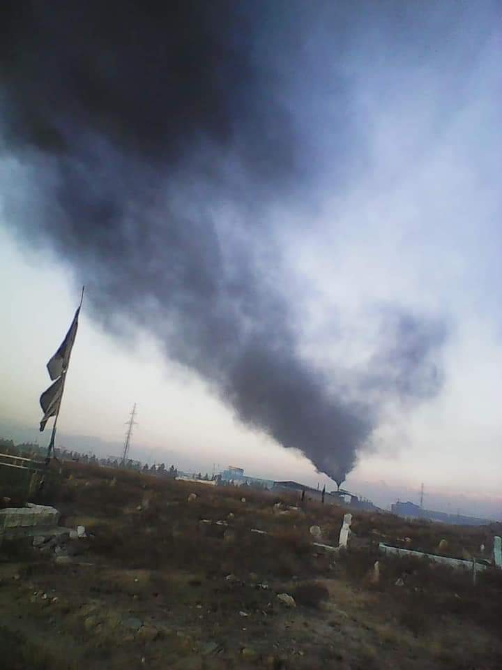 Kalamnigar's tweet photo. Everyone cries from  #kabulpollution, but no 1 indicates all the pollution it is produced by mills owned by lawmakers, warlords &amp; Gov.officials.
 Khan Steel mill can be seen producing tons of Carbon instead of steel.The owner is chairman of inviorenment protection comittee of WJ. https://t.co/TPDctvVj4m