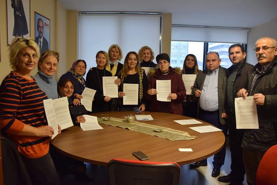 İl Kadın Kolları Başkanımız Vildan Özkula ve Yönetimi, İlçe Kadın Kolları Başkanımız ve yüzlerce yurttaşımızla birlikte Kanal İstanbul ile ilgili ÇED raporuna itiraz dilekçesini Çevre ve Şehircilik İl Müdürlüğü’ne teslim ettik.