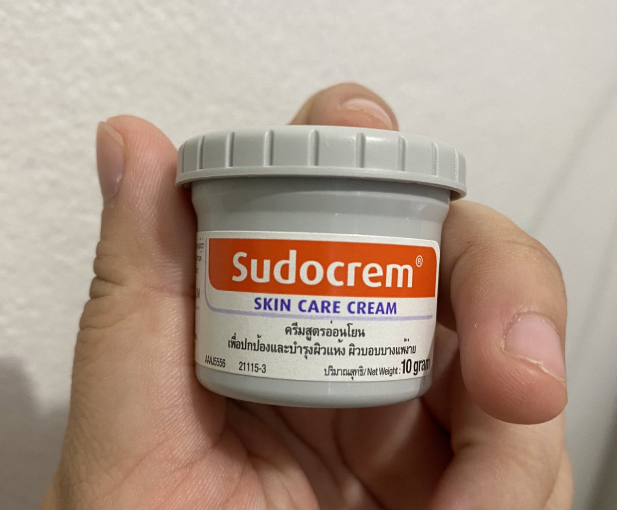 ter_tories's tweet photo. อันนี้คือจิ๋วแต่แจ๋วจริง มันคือ sudocrem  ครีมเนื้อขาวๆ แอบหนืดนิดนึง แนะนำให้ทาในห้องแอร์ แต่ตื่นมาแล้วรูขุมขนกระชับ หน้าเด้งมากกกก แถมมีความรู้สึกว่าสิวผดลดลง นี่ได้มาในราคาปุกละ 50 บาทเอง ใช่ได้นานอยู่ #HowtoPerfect #ไว้รีวิวห้ามขายของโว้ยย https://t.co/XFZ6TB3hn1