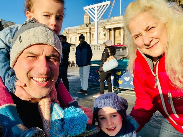 timfishdesign's tweet photo. Tourists for the day. #london https://t.co/0Dh4cXINzN https://t.co/iLHwi6sFC8