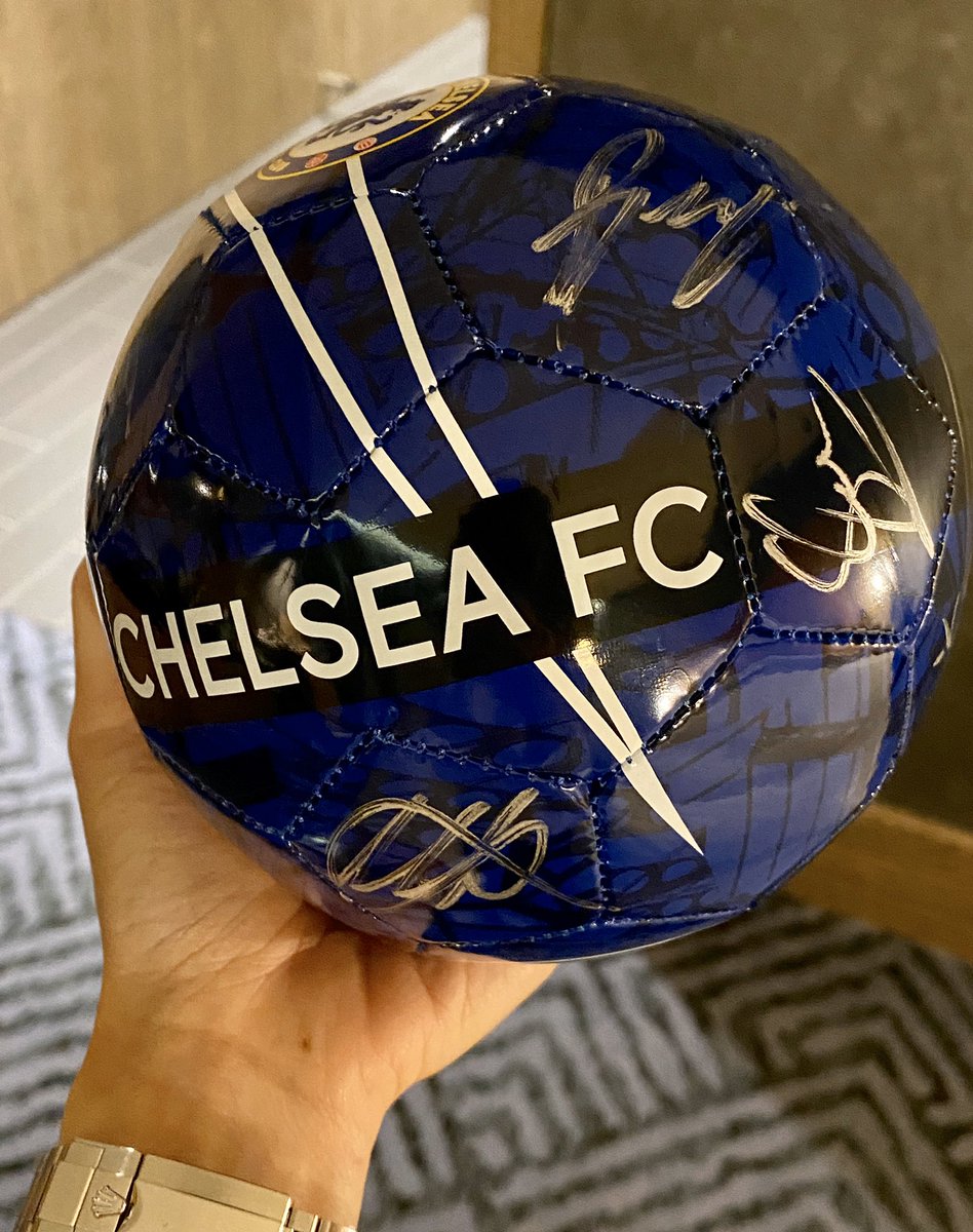kathyc0113's tweet photo. What a day!  I really can’t believe 💙 
I’ve got ten players, Lampard and Joe Cole autograph and pics🤩
Thanks God🙏🏻 https://t.co/UmlaB3vHkj