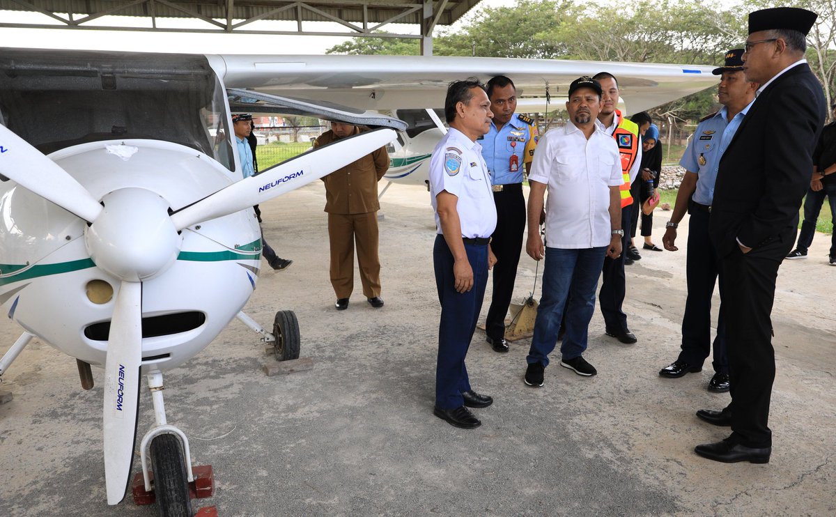 dishub_aceh's tweet photo. Selepas kunjungan kerja Nataru ke Bandara Sultan Iskandar Muda Aceh Besar, Plt. Gubernur Aceh @niriansyah meluangkan waktu untuk meninjau 3 unit pesawat CTSW yang berada di hanggar bandara SIM @BTJ_AP2, Senin, 30 Desember 2019.
#DishubAceh
#CTSW https://t.co/z9pdOOf1At