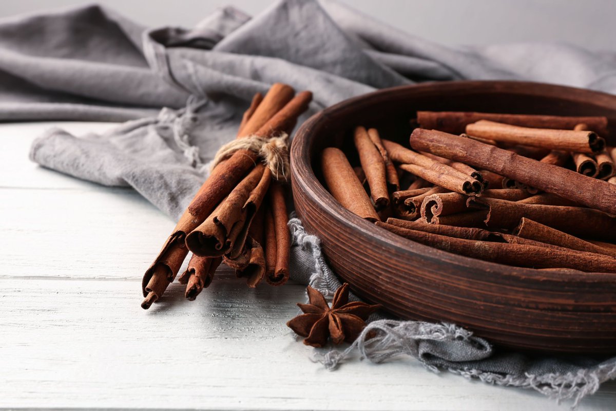 MaggiesFarm_IPM's tweet photo. Here at Maggie’s Farm, we 💚 cinnamon oil! Not only is it packed with amazing benefits and uses, it’s one of our many natural ingredients! You can find it in our Ant & Roach Killer and our 3-in-1 Garden Spray ☺️ #maggiesfarm #simplyeffective #greenzone https://t.co/um8Ax8ESjH