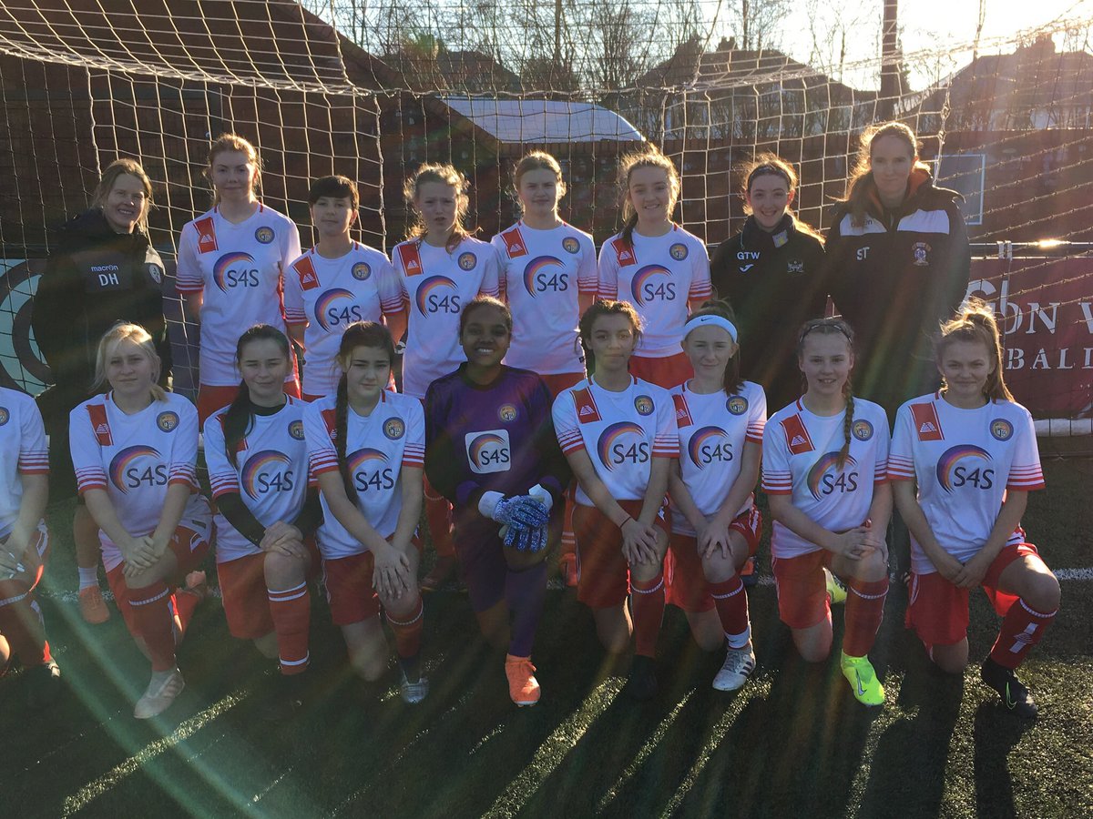 West Midlands Under 14 Girls before their 6-1 win v Staffordshire Scorers for W Midlands Georgia Mullet 3 Grace Rogers 2 Ruby Tucker 1 #happynewyear2020