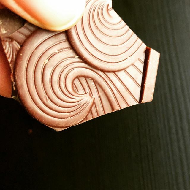 findingchocolat's tweet photo. Some days I think I choose chocolate because it is so pretty...but I know it’s really the aromas, flavors, and texture that call out to me. @hogarthchocolate #Madagascar #mondaymorning •
•
•
#singleorigin #beabtobar #chocolate #darkchocolate #realc… https://t.co/bEcys9kIcj https://t.co/kItuRnuCww