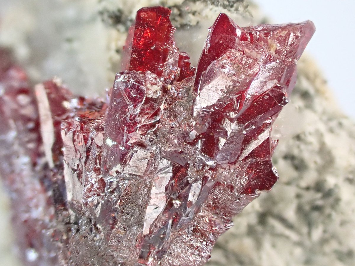 りゅう 淡紅銀鉱 Proustit 針銀鉱 Acanthite 貴重な銀の硫化鉱物 しかも王家所有の鉱山だそうで 厳しい規制があるのだとか 母岩が針銀鉱 赤いところ ルビーシルバーと呼ばれる が 淡紅銀鉱 ギラッとした金属光沢があるのに 透明感もある Q