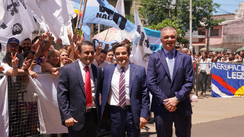 economisiones's tweet photo. #Misiones @herrerayflia y @rovira_carlos decidieron congelar sueldos políticos por 180 días https://t.co/R7cl9ZEjYp https://t.co/XixI3Dsp3H