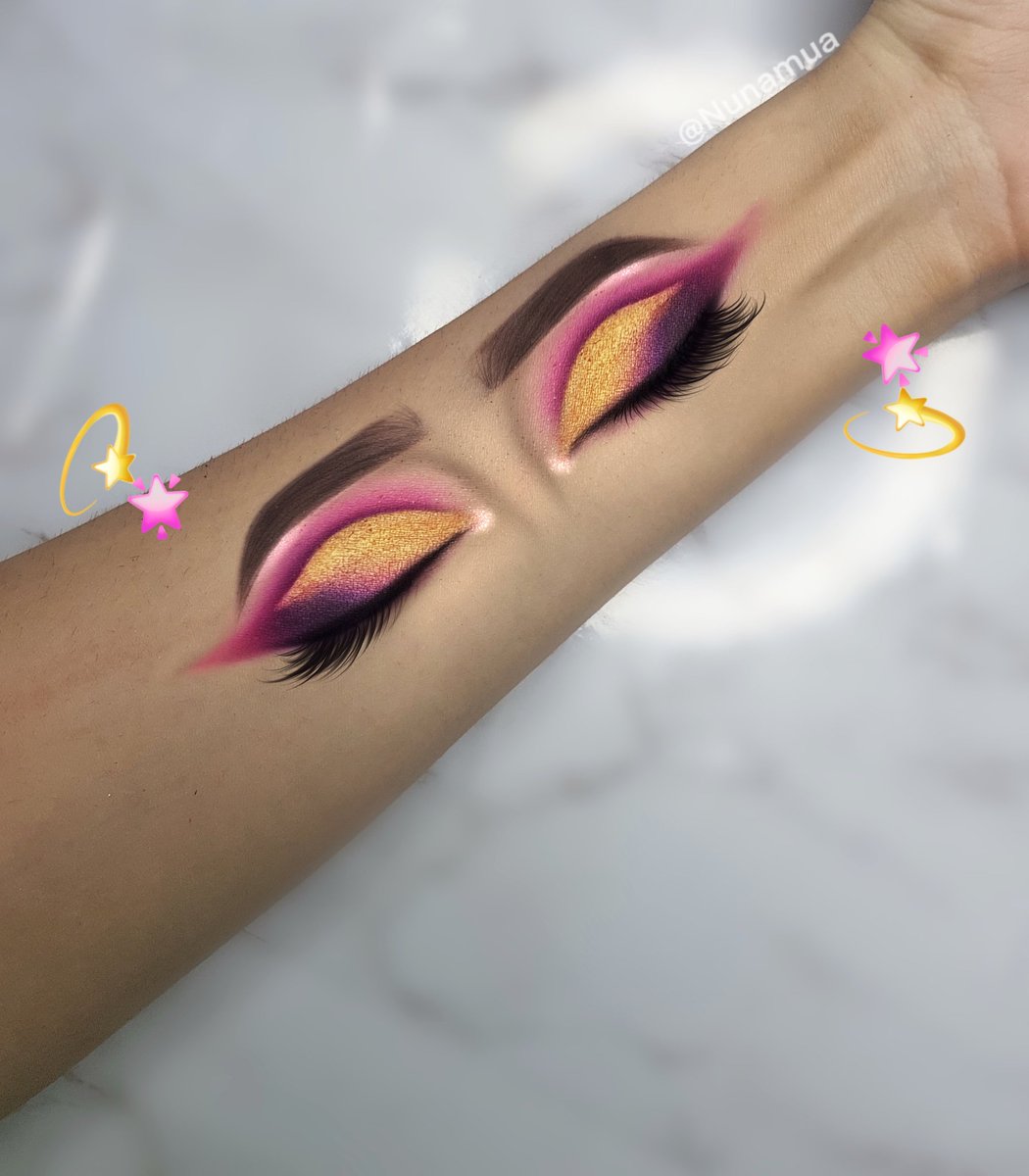 nunamua_'s tweet photo. Which NYE look do you prefer? 🥂

Neutral or colorful glam? 😍 https://t.co/myj4lh2Eqp
