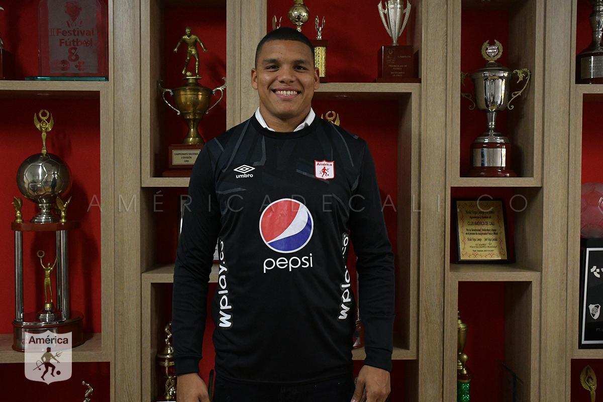 AmericadeCali's tweet photo. 🇻🇪 ¡Joel Graterol se viste de Escarlata! 👹 Le deseamos muchos éxitos a nuestro guardameta vistiendo la camiseta del actual campeón de Colombia. ¡Bienvenido a la familia americana! 🇦🇹 

#SomosEscarlatas https://t.co/p9ZKNbhGOj