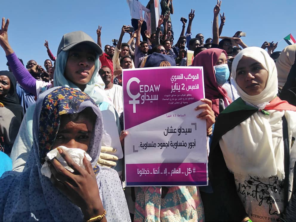 Halayalkarib's tweet photo. @WomenProtest_SD 
كل البنات مع سيداو كل البنات عارفين حقوقهم وين .
سيداو عشان حماية بناتنا و  بالقانون
#كل-العالم-إلا-انحنا-خجلتونا 
#الموكب-النسوي-الخرطوم-2-1-2020 https://t.co/P5CvzsKLkg