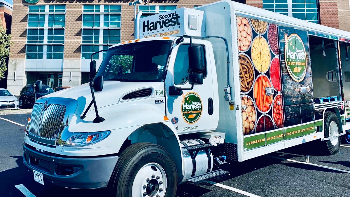 SecondHarvestET's tweet photo. In 2019, the #FreshPantry program launched and distributed four times in #Knoxville. Through Fresh Pantry, 43,000+ lbs of fresh food made their way into #Knox Co homes! Second Harvest will continue to be nutritionally responsible food distributors in 2020. #YearInReview #Monday https://t.co/nPT5soGuyP