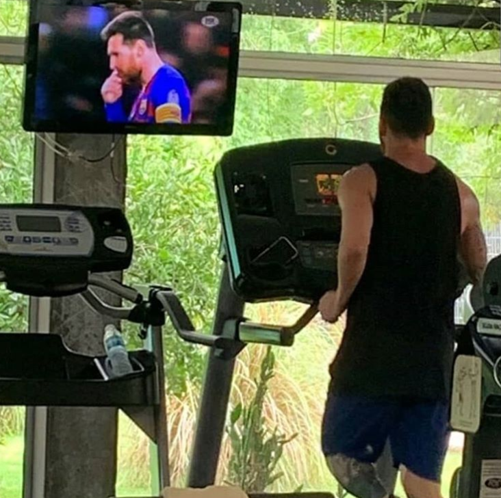 Footballogue's tweet photo. [#LaLiga🇪🇸] Messi qui regarde ses buts à la salle de sport pendant la trêve 👀

IG : FOX Sports Argentina (https://t.co/ncvwNGTLJP) https://t.co/GRD86kxmDC