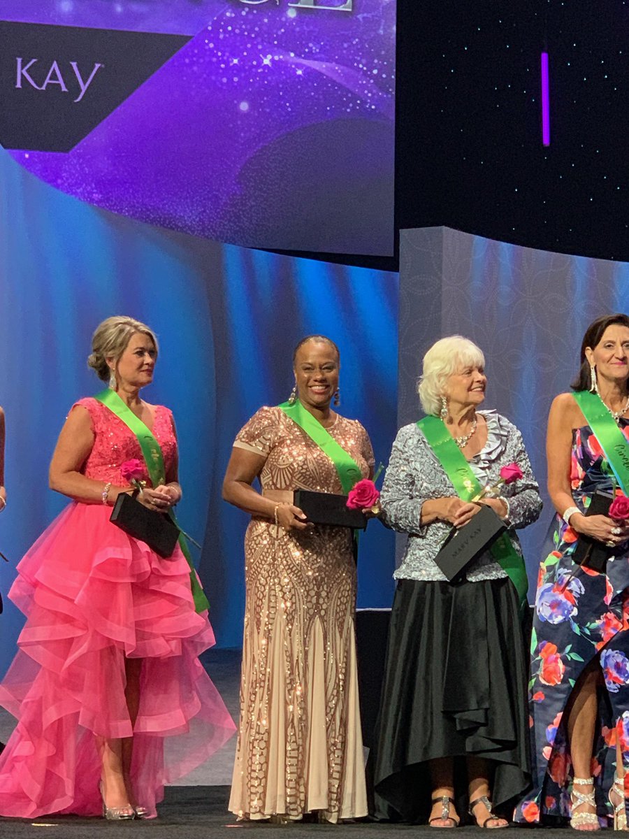 karlnelsonjr's tweet photo. Checkout some of my mom’s favorite moments from 2019 — her most successful @MaryKay year so far! • Blessed to have her as a loyal #InternMedia client! • On the red carpet at #MaryKay Awards Night + Recognition for $650K Circle of #Excellence...#2019Memories #2020vision https://t.co/g9lIkM8lTR