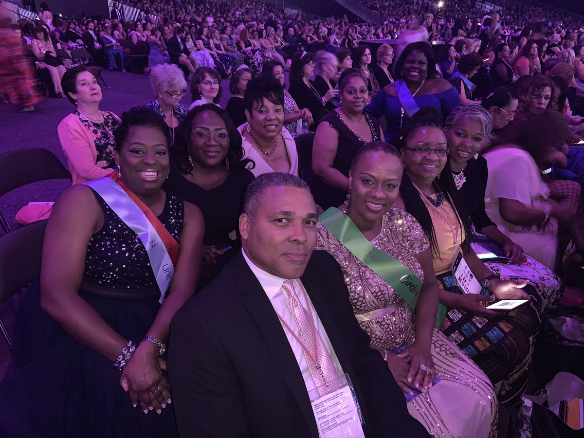 karlnelsonjr's tweet photo. Checkout some of my mom’s favorite moments from 2019 — her most successful @MaryKay year so far! • Blessed to have her as a loyal #InternMedia client! • On the red carpet at #MaryKay Awards Night + Recognition for $650K Circle of #Excellence...#2019Memories #2020vision https://t.co/g9lIkM8lTR