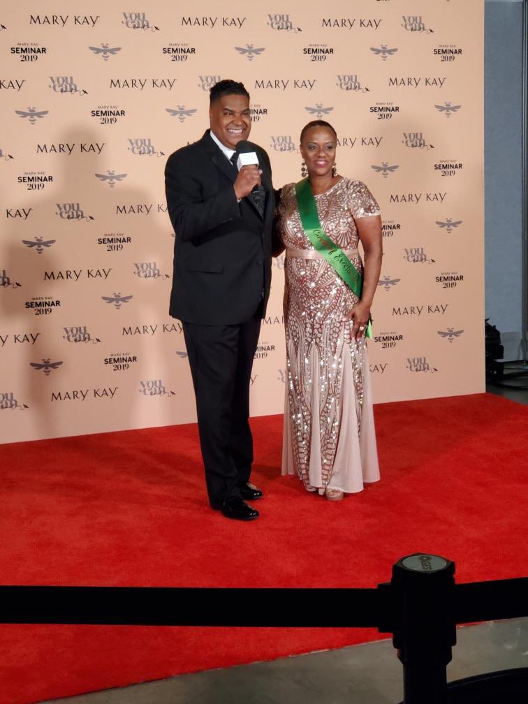 karlnelsonjr's tweet photo. Checkout some of my mom’s favorite moments from 2019 — her most successful @MaryKay year so far! • Blessed to have her as a loyal #InternMedia client! • On the red carpet at #MaryKay Awards Night + Recognition for $650K Circle of #Excellence...#2019Memories #2020vision https://t.co/g9lIkM8lTR