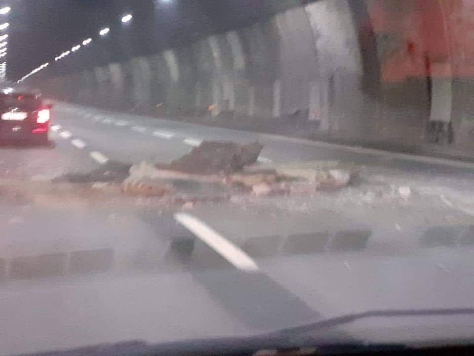 emerge67's tweet photo. Dalla pagina facebook di #Limet, 8 minuti fa:
"⛔⚠️ ATTENZIONE sulla A26⚠️⛔ sembra si sia staccato del materiale dal soffitto della prima galleria dopo Masone, direzione Genova. Tratto autostradale in chiusura, con obbligo di uscita a Masone."
@Emergenza24 https://t.co/1wXTtB7QTk