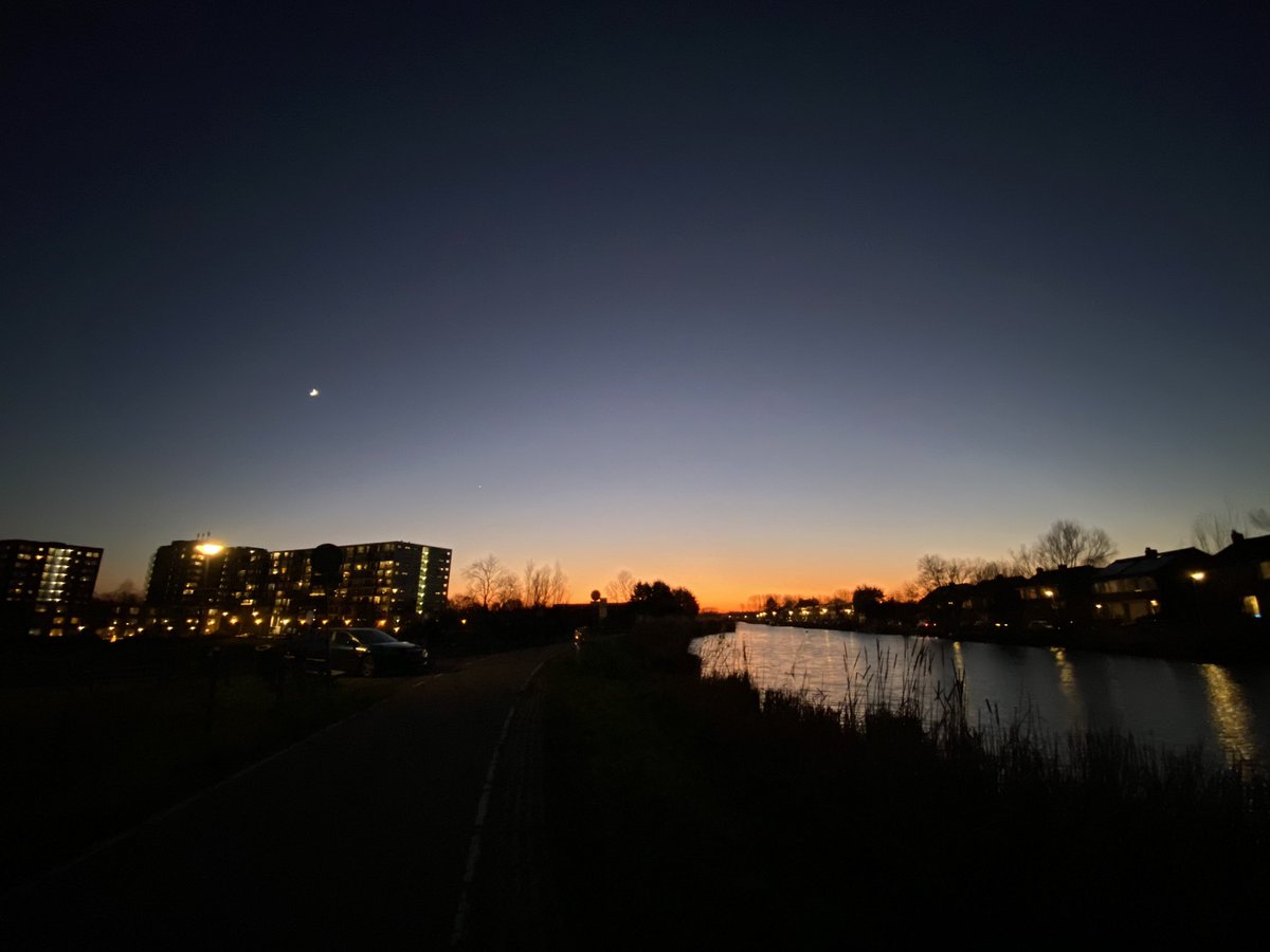 LouiseStrop's tweet photo. #zonsondergang #aanderotte #mooi Het is mooi aan de Rotte! https://t.co/XL4lM1KxvW