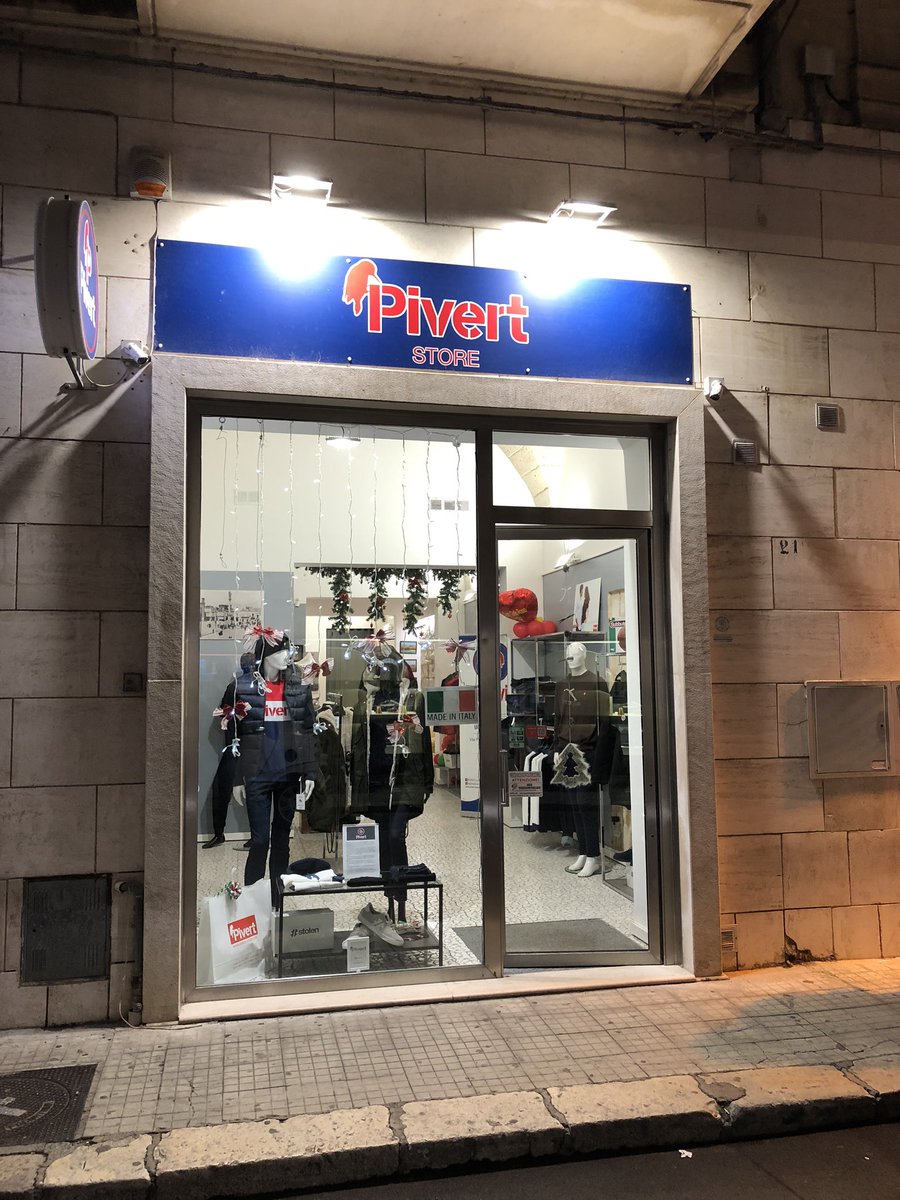 VinnieVegaPF's tweet photo. Che dite, entro a comprare qualcosa o mi daranno del #fascista? 🤔
#PivertStore https://t.co/8VEMo9Bf97