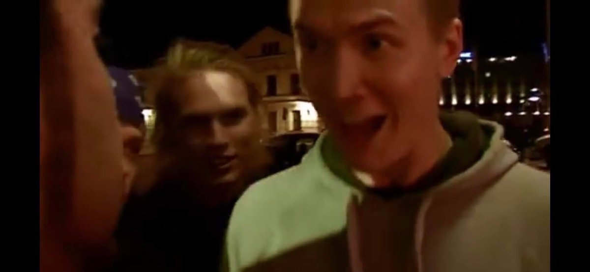 -”Du ska inte in här...
-Vet du vem ja e!??
-Sista varningen...
-JAMEN KOM DÅ FÖR FAN!!!!”