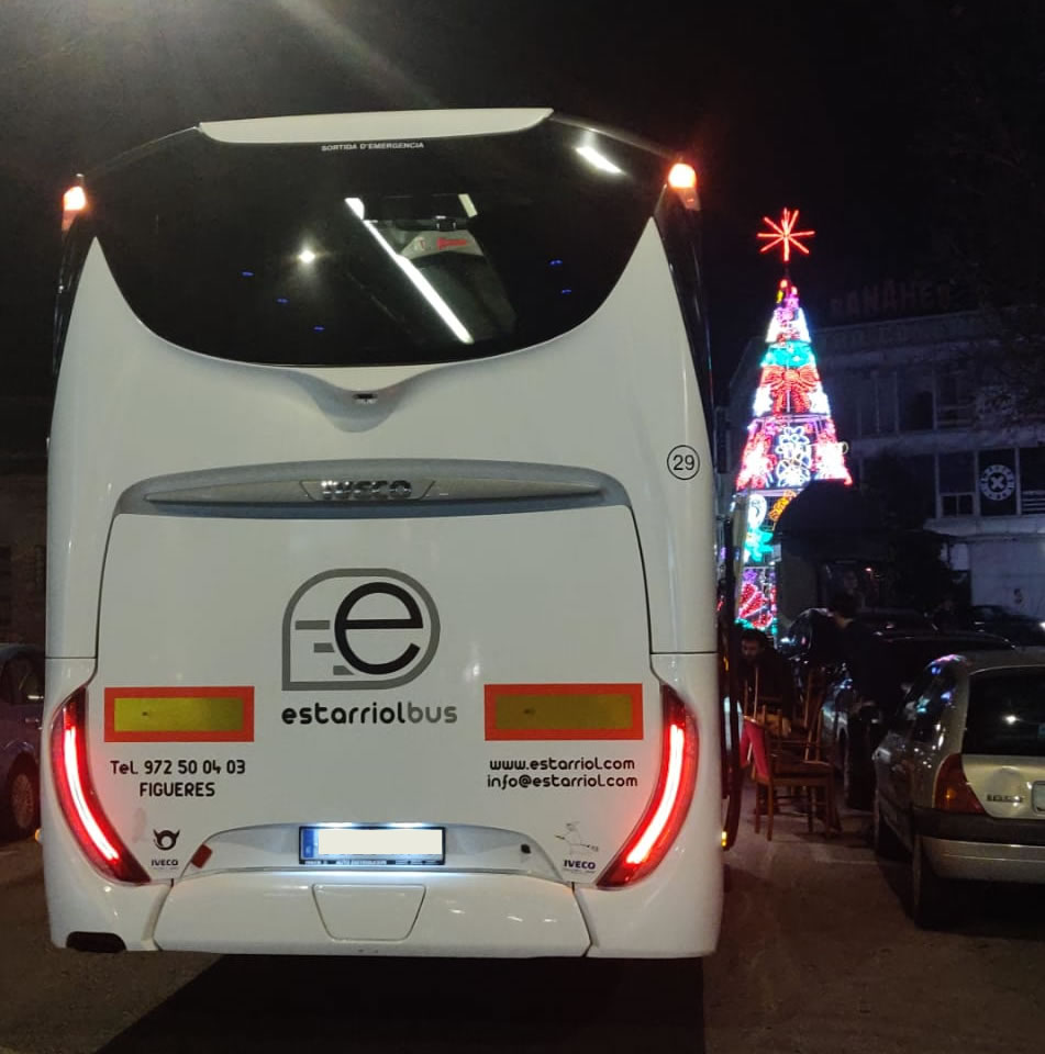 estarriolbus's tweet photo. 🙋♂️ Nosaltres acomiadem l'any des d'un dels nostres desplaçaments a Parla a Madrid, en aquesta ocasió acompanyant a la Nova Orquestra de Cambra de l’Empordà!
🎉 I vosaltres com acomiadareu aquest #capdany2019?
🍾 #EstarriolBus ús desitja una molt bona entrada d'any 2020! https://t.co/CSs4hYdphG