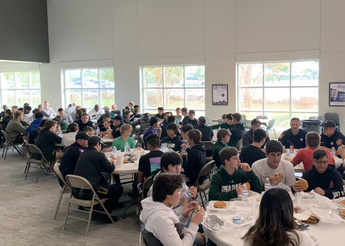 SAPDCareers's tweet photo. Thankful for Community Bible Church hosting SAPD and SAFD for lunch with freshmen athletes from Regan High School! https://t.co/r6TwxhswJj