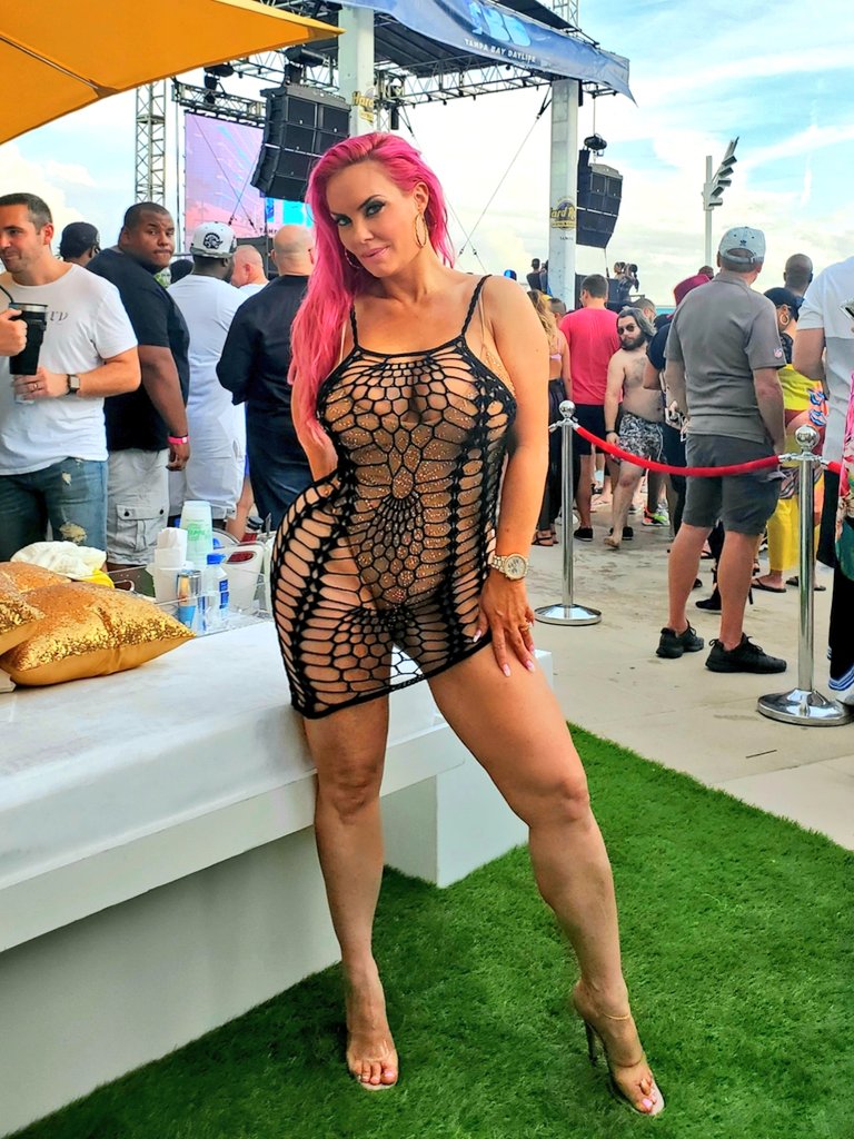 cocosworld's tweet photo. Postering up... 

@SHRTampa #dayparty https://t.co/AjMSAMPKfU