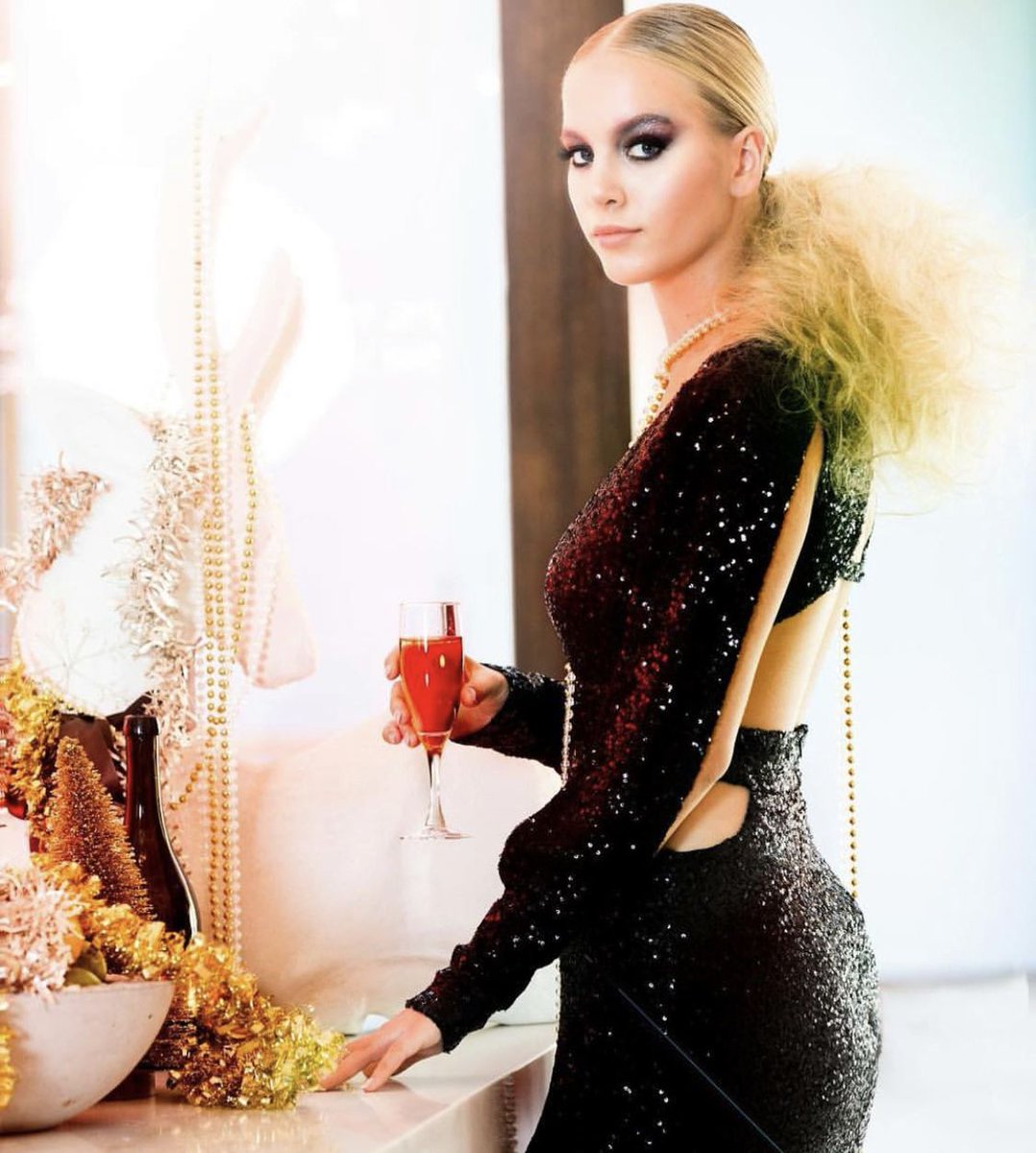 HaimltdSalon's tweet photo. Need the #NYEhair &amp; #NYEmakeup hookup?!!  über talented #sdstylists are avail @ #HaimLTDSalon located inside the @delmarplaza. Hurry &amp; grab the FEW spots that we have left to make sure you look FAB for #NYE2020: 858.259.0559

Hair &amp; MUA: @sonyatalamantes  Photo: @leomalevanchik https://t.co/YgwLknJgOV