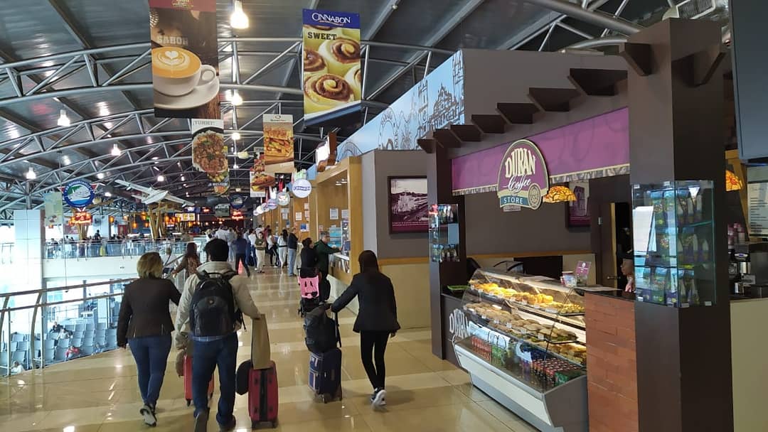 tocumenaero's tweet photo. Gerente de Tocumen @RaffoulArab anunció que a partir del 1 de enero del 2020, los restaurantes del Food Court (Segundo piso) del Aeropuerto  Internacional de Tocumen apliquen un descuento del 20% a los panameños al presentar su pasaporte. 

¡Feliz Año 2020! https://t.co/I0zmpjAHoz