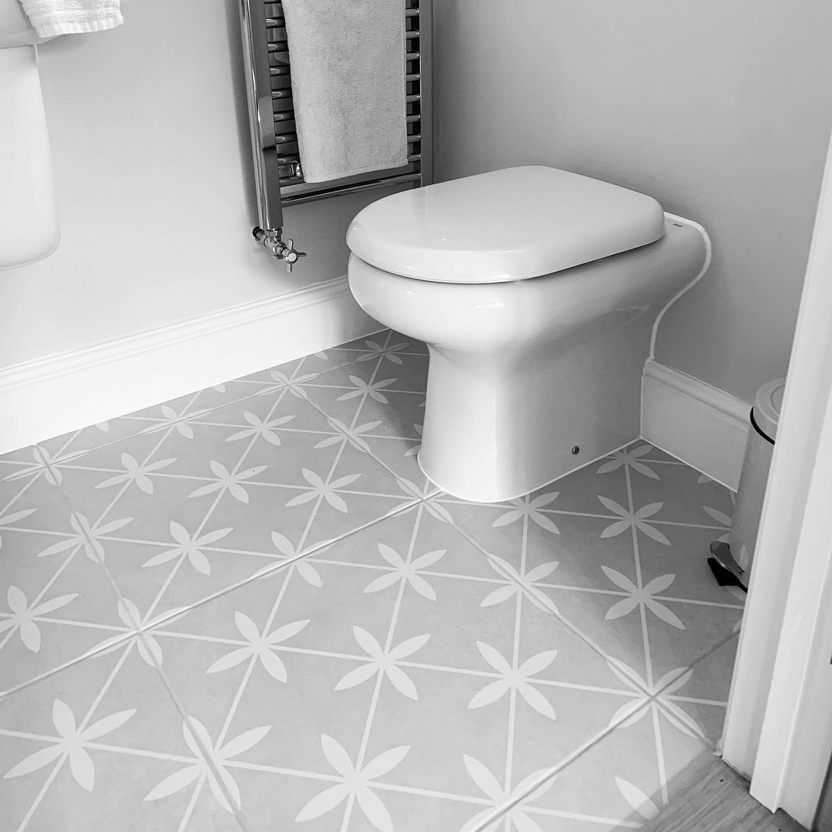 SuffolkTiling's tweet photo. Two en-suites completed using these subtle, yet elegant geometric patterned floor tiles &amp; crackle glazed metro wall tiles, complimented perfectly using @mapeiuk silver grey grout &amp; silicone from @tilegiantofficial 
#suffolktiling #suffolkprotiling https://t.co/GJERJYnFhw https://t.co/CYtukbjq4a