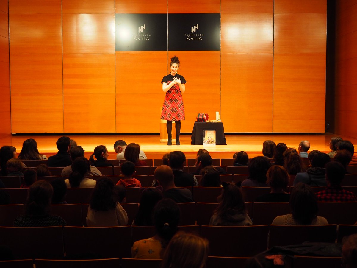 Nos cuenta #CristinaTemprano que los cuentos se escuchan con las orejas 👂, pero también con los ojos 👀, con las manos 🖐️, con la nariz 👃, con la boca 👄...
Y con el corazón ❤️.
(Oooohhhh)