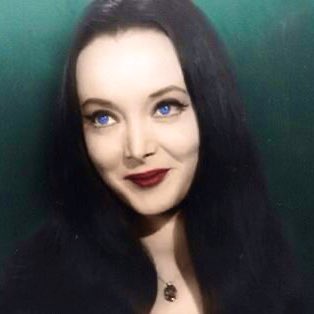 ALICEN0TCULLEN's tweet photo. How is my Morticia Addam’s look? #TOWNSELFIES n #NewAlicePic https://t.co/TTG1paQAxn