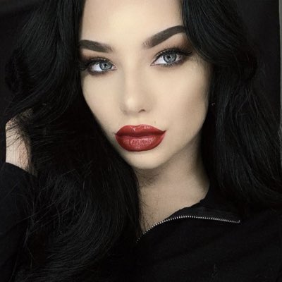 ALICEN0TCULLEN's tweet photo. How is my Morticia Addam’s look? #TOWNSELFIES n #NewAlicePic https://t.co/TTG1paQAxn