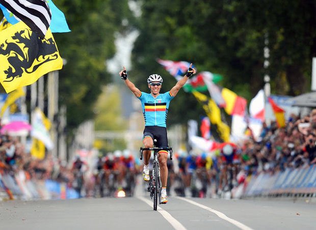 Le plus grand cycliste de la décennie est incontestablement Philippe Gilbert. Y’a même pas débat, et aucun commentaire à faire. Nous attendons simplement de vous une approbation générale et enjouée vis à vis de cette déclaration. Merci pour votre compréhension.