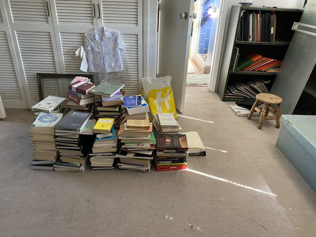 Geraldina_GV's tweet photo. DONO: libros viejos sobre Derecho y Política. Y Varias carpetas con impresiones de artículos y copias de capítulos de libros. https://t.co/SF18k9Um3t