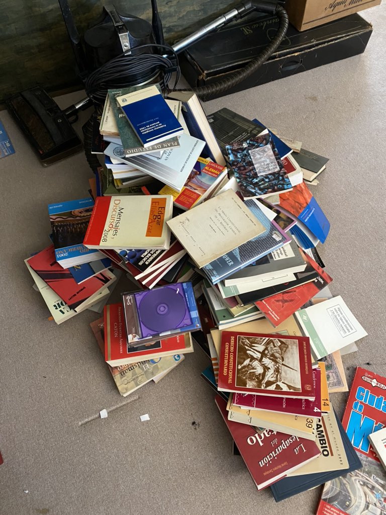 Geraldina_GV's tweet photo. DONO: libros viejos sobre Derecho y Política. Y Varias carpetas con impresiones de artículos y copias de capítulos de libros. https://t.co/SF18k9Um3t