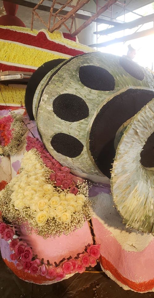 LCFloat's tweet photo. The final full day of decorating brings on roses in many forms. Rose petals going on the flames coming out of the rear engines, and vialed roses going onto the base of the float. First judging is at 3:18pm today! #RoseParade #LCFTRA #RoseParade2020 https://t.co/zBhMXJ6egT