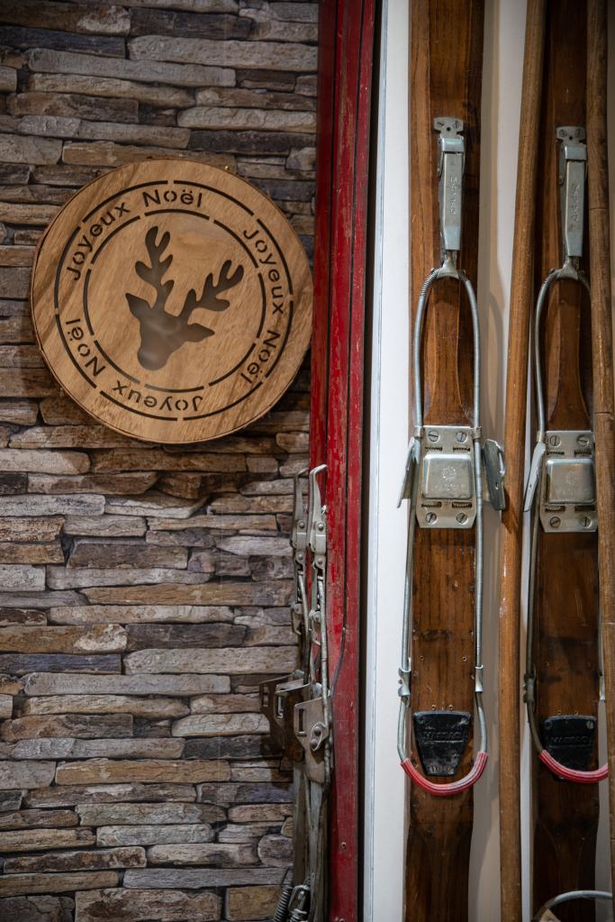 Feeling some of that Christmasy rustic vibe. 

#truestays #morzine #vintageskis