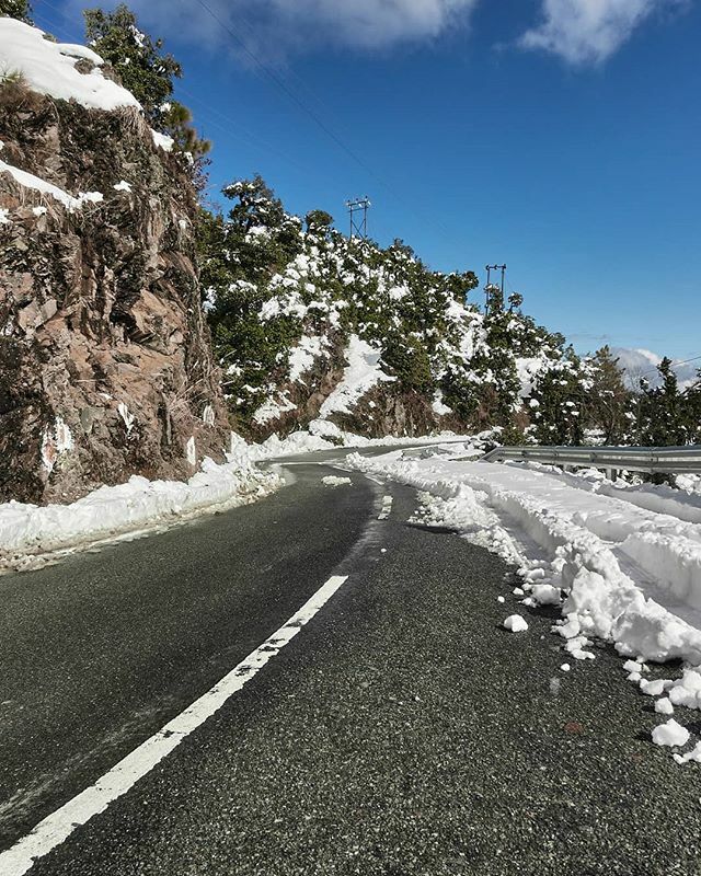 offbeatrader's tweet photo. Clear blue skies and a snow cleared road! What more can one ask for after a tiring long night?!
.
#snow #mountains #love #30122019 #monday #freedom #sony #captureone #visualsoflife #gramslayers #killergrams #moodygrams #heatercentral #beautifuldestinatio… https://t.co/S1kEa0OBGe https://t.co/IgKSEArSYU