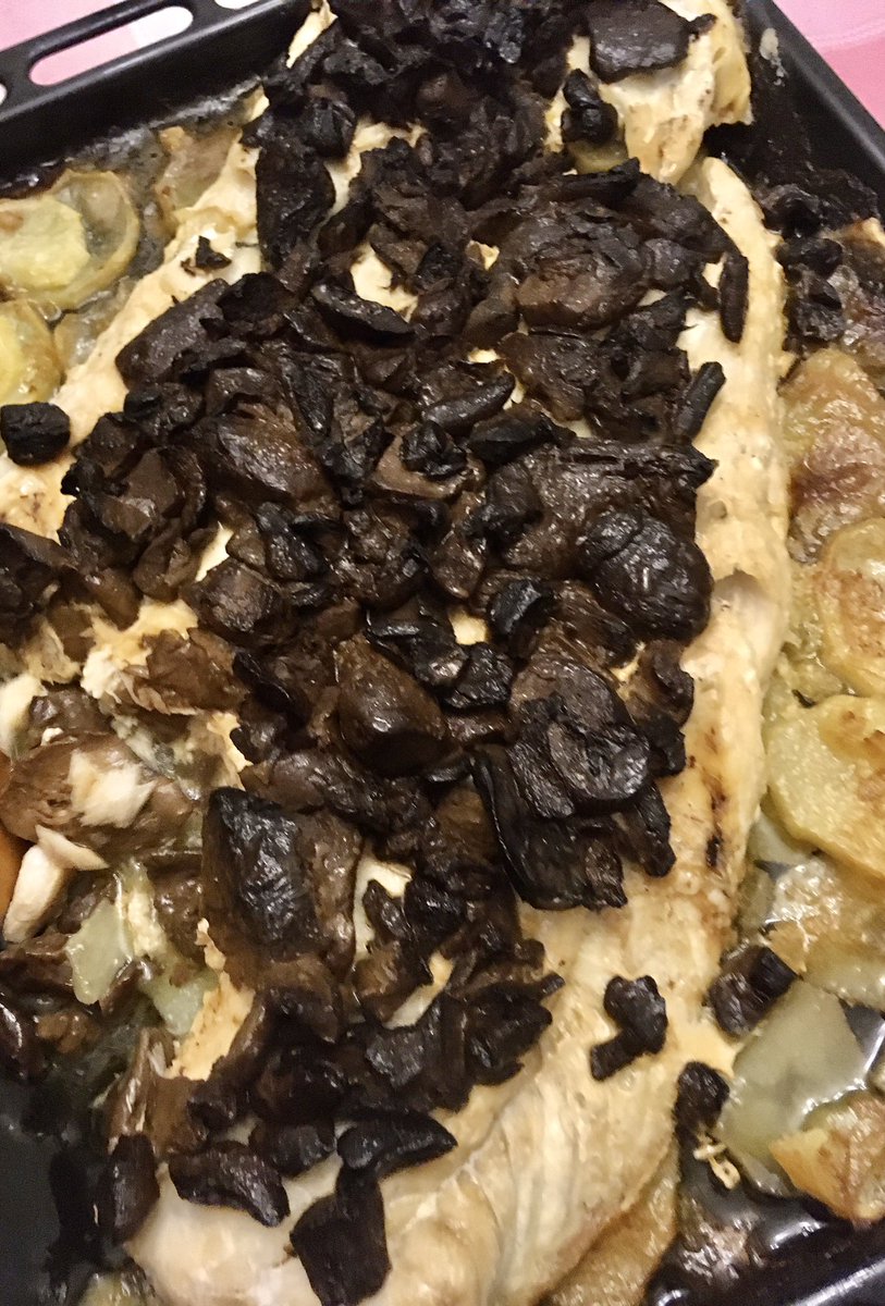 Los wines de NOCHEBUENA  by <a href="/moyaluis7/">Luis Moya Tortosa (LMTWines)</a> #gonzalocelayeta ,<a href="/Asegi_Leunda/">Aseginolaza & Leunda</a> ,<a href="/grblanco/">Germán R. Blanco</a> , <a href="/VinoElPatitoFeo/">ElPatitoFeo</a> y <a href="/ATTISbyv/">ATTIS bodega y viñedos</a> y el plato principal “Merluza al horno con boletus edulis “ . COJONUDO oiga 😜🍷👍👏👏👏👏