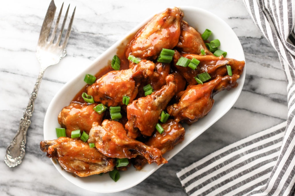 Are you staying in or going out tomorrow night? Whatever you’ve got planned, it should definitely include these Honey Sriracha BBQ Wings! 

Check out Katie’s recipe here: wheatbythewayside.com/honey-sriracha…