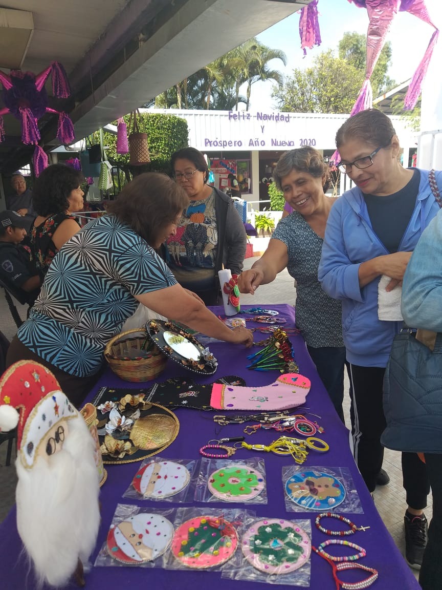 GobiernoMorelos's tweet photo. Con la realización de una expo venta donde se mostraron productos que personas adultas mayores elaboraron a lo largo de este año el @DIF_Morelos concluyó los talleres impartidos a usuarios del Centro de Atención Gerontológica del Estado de Morelos #CEAGEM, ubicado en Cuernavaca https://t.co/9K9PjTt4LQ
