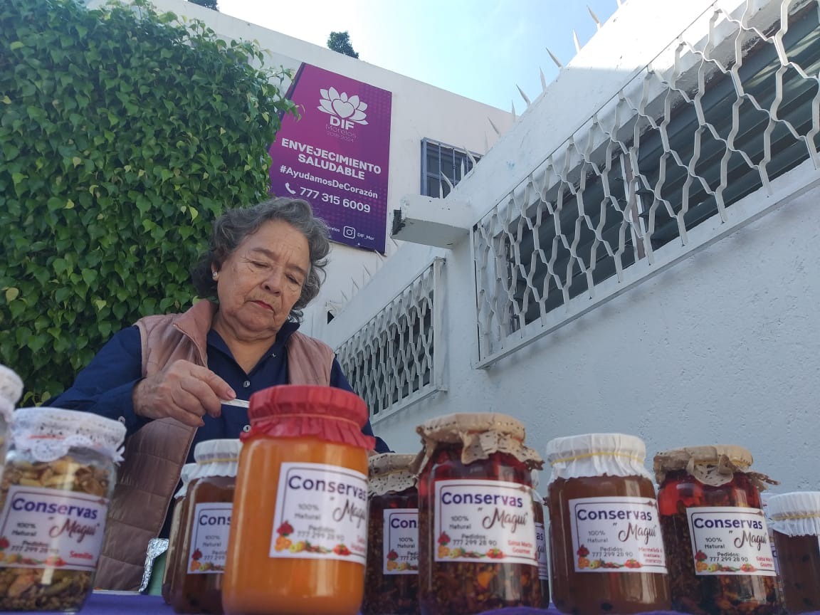 GobiernoMorelos's tweet photo. Con la realización de una expo venta donde se mostraron productos que personas adultas mayores elaboraron a lo largo de este año el @DIF_Morelos concluyó los talleres impartidos a usuarios del Centro de Atención Gerontológica del Estado de Morelos #CEAGEM, ubicado en Cuernavaca https://t.co/9K9PjTt4LQ