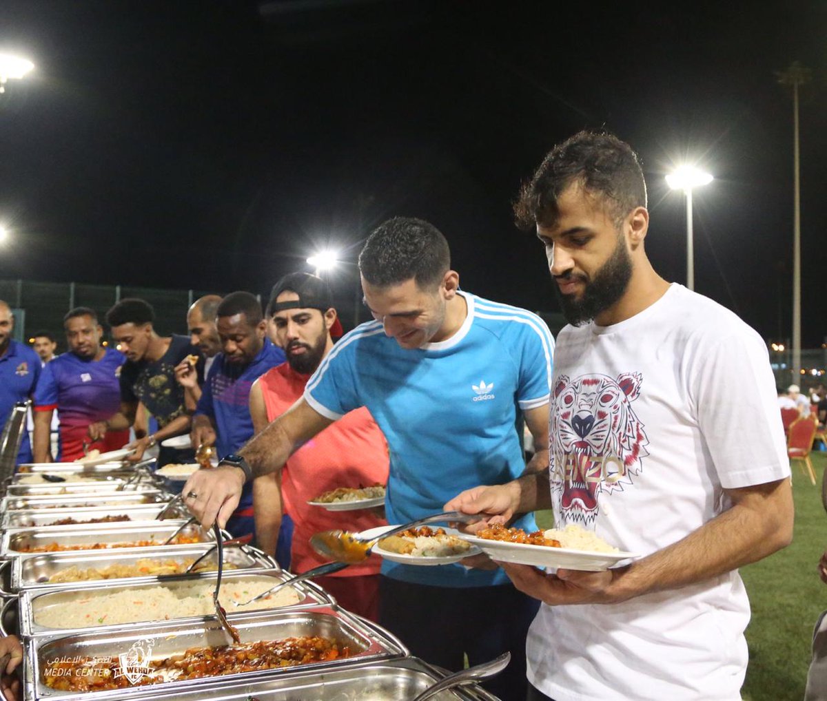 📸⚽ | 🔴⚪

أقام مدير فريق الوحدة لكرة القدم، خالد الحازمي <a href="/khalidalhazmi19/">خالد الحازمي</a> مأدبة عشاء، لأعضاء الجهازين الفني والإداري، ولاعبي الفريق، بعد نهاية تدريب اليوم.

#لمجد_جديد 🏆