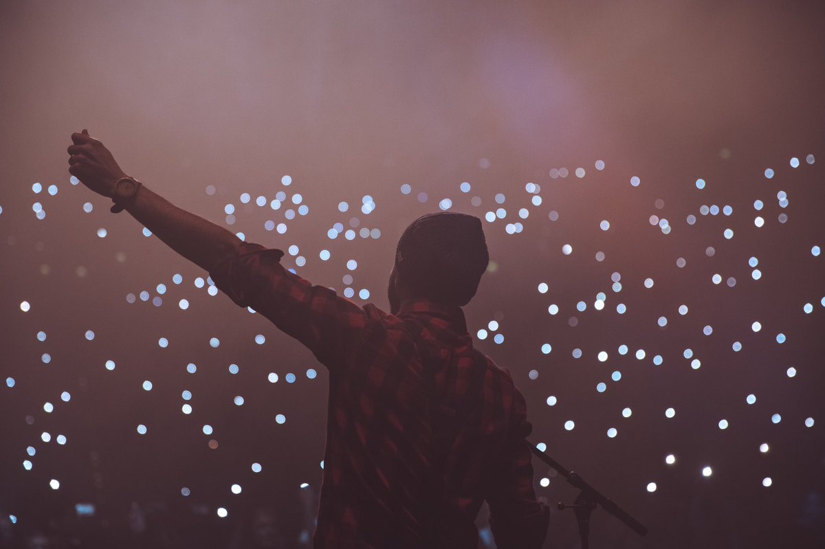 DrischVincent's tweet photo. Le soir de Noël on a vécu quelque choses d’unique, vivre la messe avec 3200 personnes dans la salle 3000 de Lyon ! 

L’occasion pour moi d’être au service pour faire des photos pour @EgliseLyon, en voici quelques-unes ✨✨
@gloriouspop https://t.co/cLkjgRqdPK