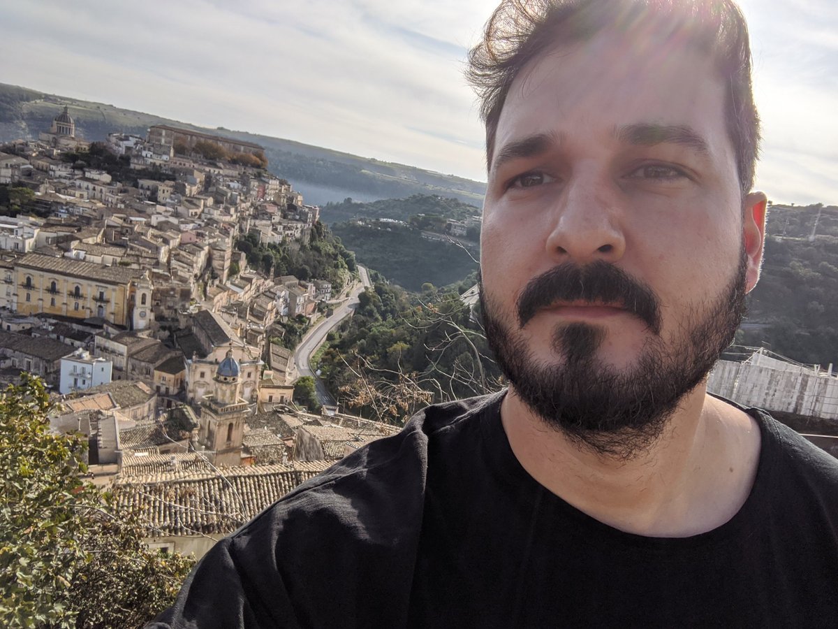 OmarMoranP's tweet photo. Detrás de mí Ragusa Ibla, delante @fabio_morisi , con el que nos vamos a la @DonSerafinoRG para terminar este año. Cena estrellada con huevos de gallinas felices que hacen que esté todo fetén porque cuando tratas con respeto a la tierra
#SICILIA espera en @aquilatierratve https://t.co/xkwcrFwVUg