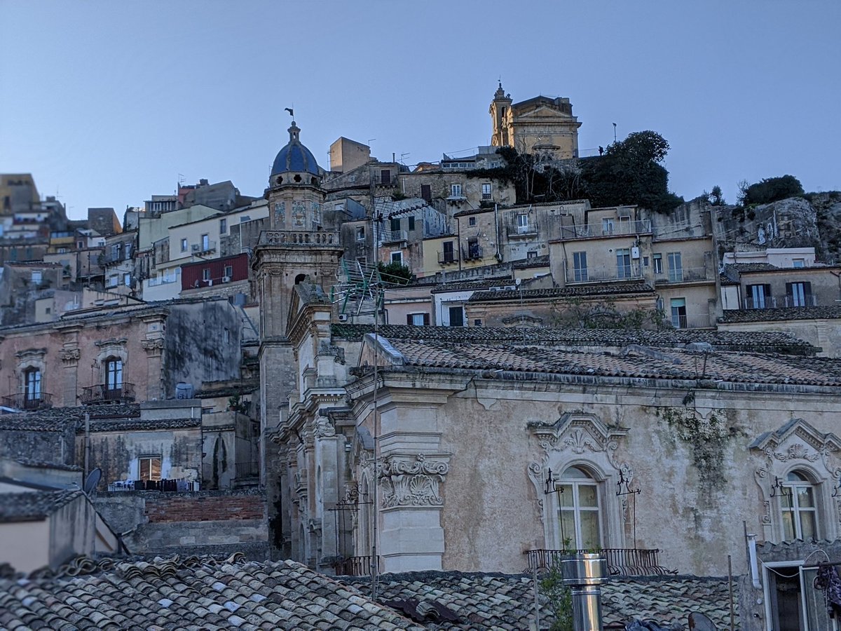 OmarMoranP's tweet photo. Detrás de mí Ragusa Ibla, delante @fabio_morisi , con el que nos vamos a la @DonSerafinoRG para terminar este año. Cena estrellada con huevos de gallinas felices que hacen que esté todo fetén porque cuando tratas con respeto a la tierra
#SICILIA espera en @aquilatierratve https://t.co/xkwcrFwVUg