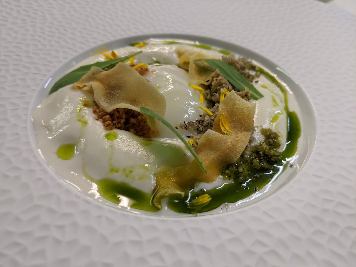 OmarMoranP's tweet photo. Detrás de mí Ragusa Ibla, delante @fabio_morisi , con el que nos vamos a la @DonSerafinoRG para terminar este año. Cena estrellada con huevos de gallinas felices que hacen que esté todo fetén porque cuando tratas con respeto a la tierra
#SICILIA espera en @aquilatierratve https://t.co/xkwcrFwVUg