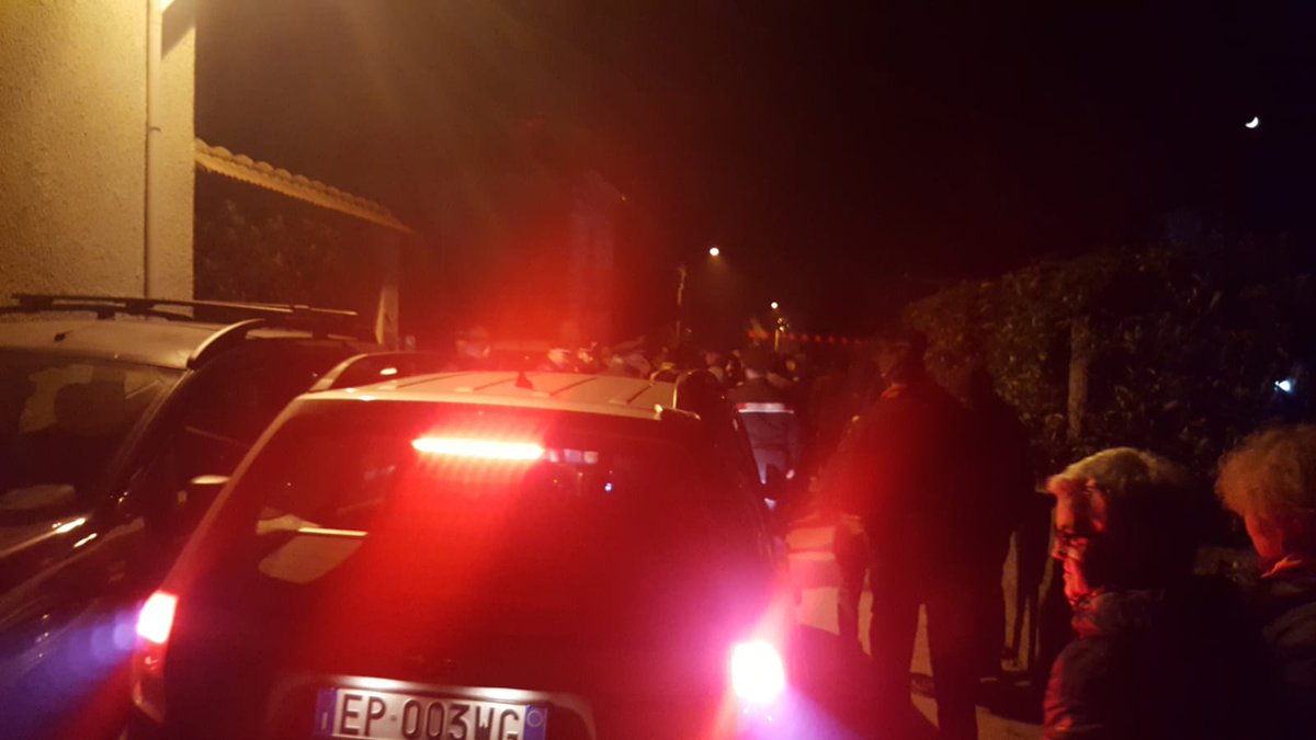 La volante con sopra Nico è ancora in paese e avanza a passo d'uomo coi carabinieri che spintonano. Questo arresto sarà la vostra via crucis. #notav