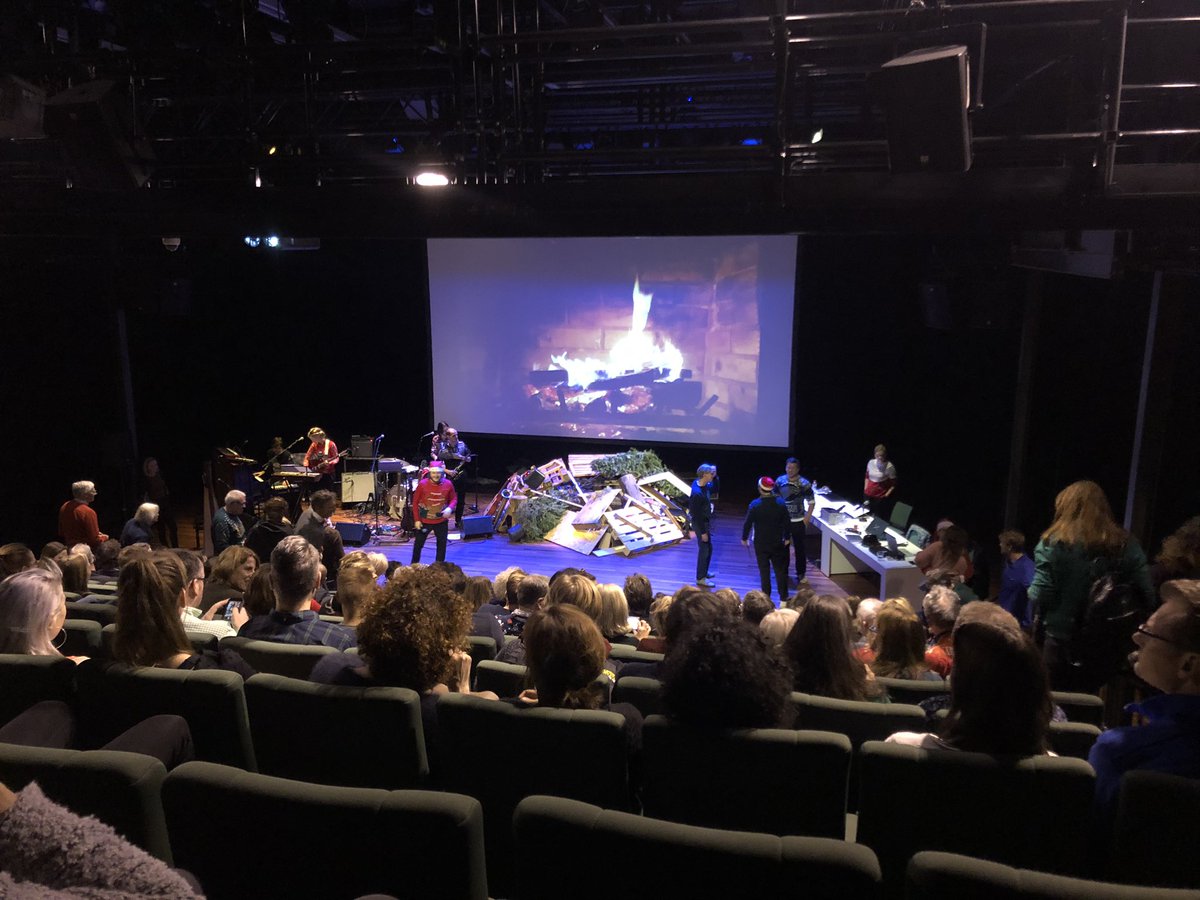 Benieuwd wat vanavond gaat brengen... In ieder geval volle bak bij De Orde van 2019: Het licht in donkere dagen van <a href="/hetNUT/">Het NUT (Nieuw Utrechts Toneel)</a> in PodiumHogeWoerd #theater #vinex